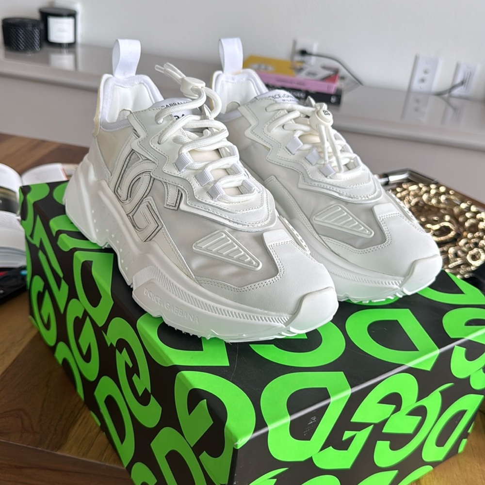 Dolce and Gabbana sneakers size 42eu  Worn once .